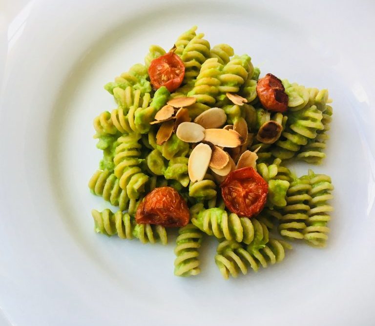 Fusilli integrali con pesto di piselli e pomodori confit