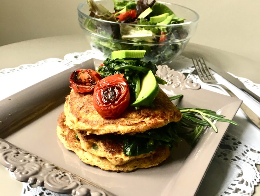 Pancakes salati alla zucca con pomodorini, spinaci e avocado