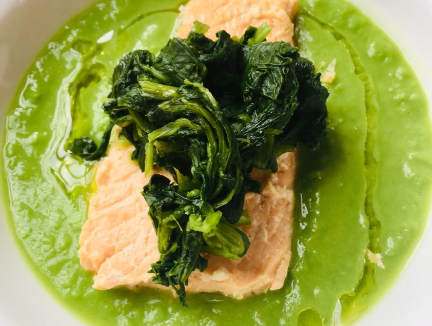 Salmone a vapore su crema di piselli