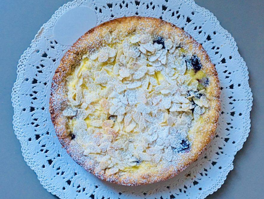 Crostata al miele con crema pasticciera e composta di mirtilli