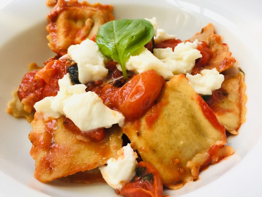 Ravioli integrali di legumi con pomodorini e mozzarella