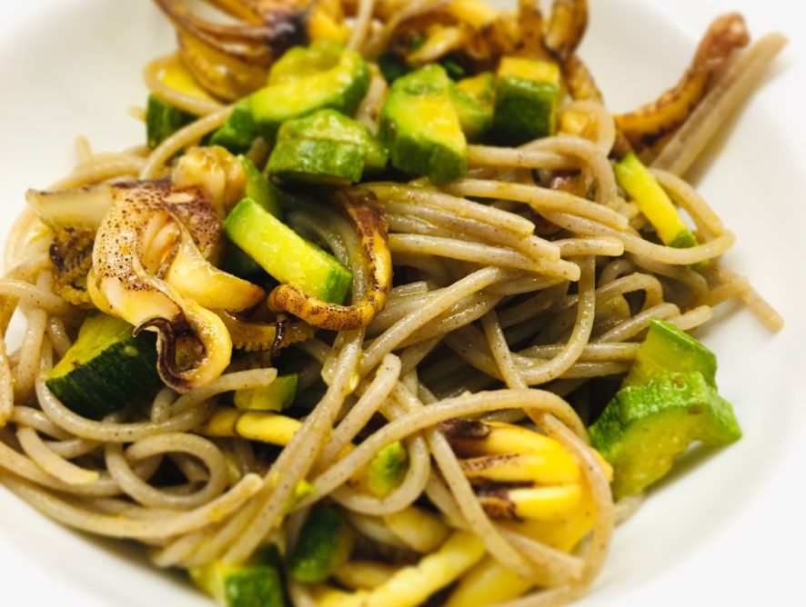 Pasta di grano saraceno con calamari e zucchine