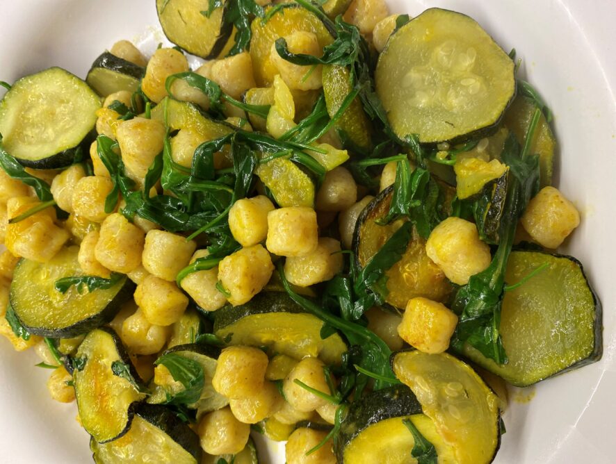 Gnocchi di farro alla curcuma con zucchine  e rucola