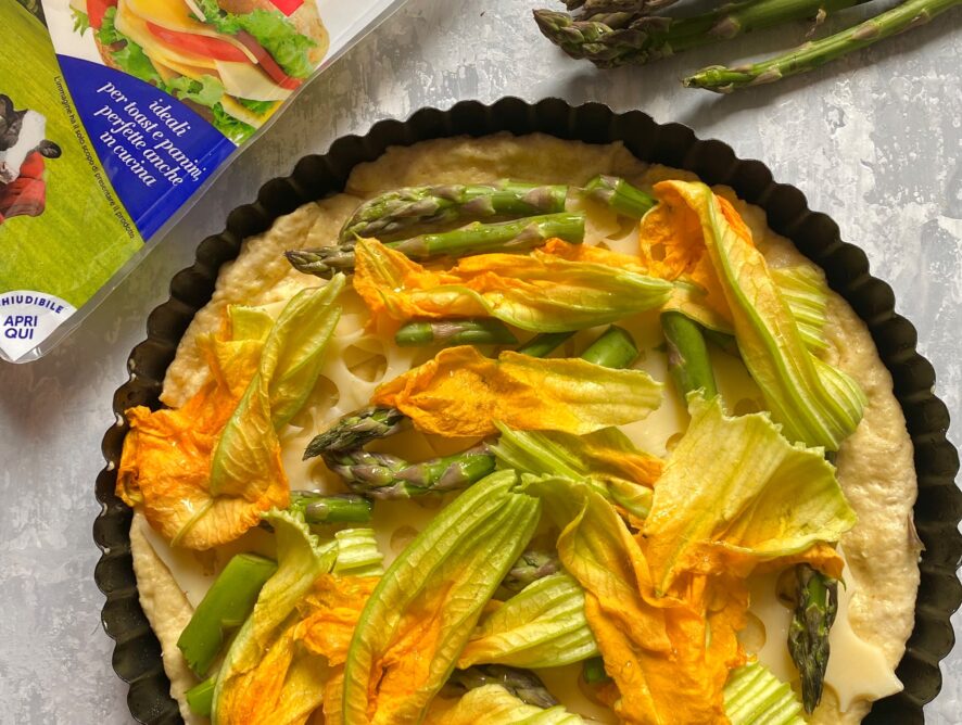 Torta salata asparagi, fiori di zucca e emmental