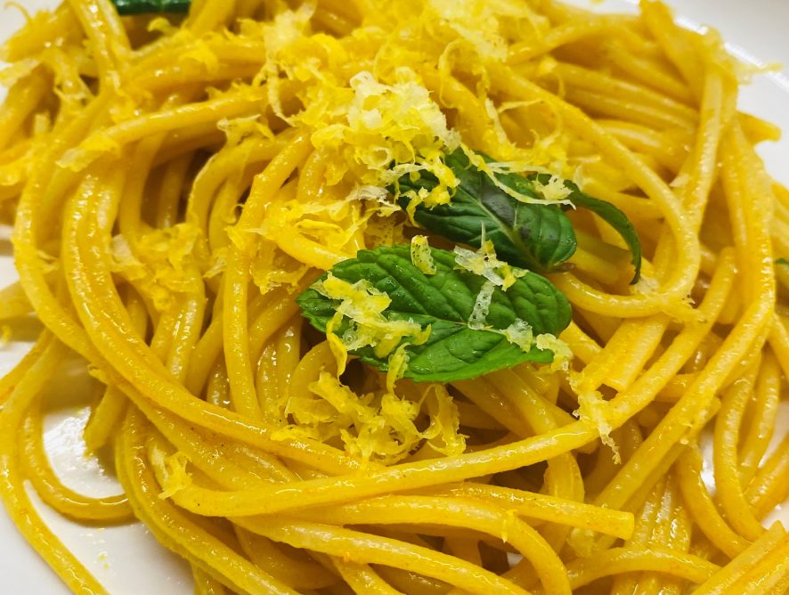 Spaghetti grano saraceno con aglio, curcuma, menta e scorzette di limone bio