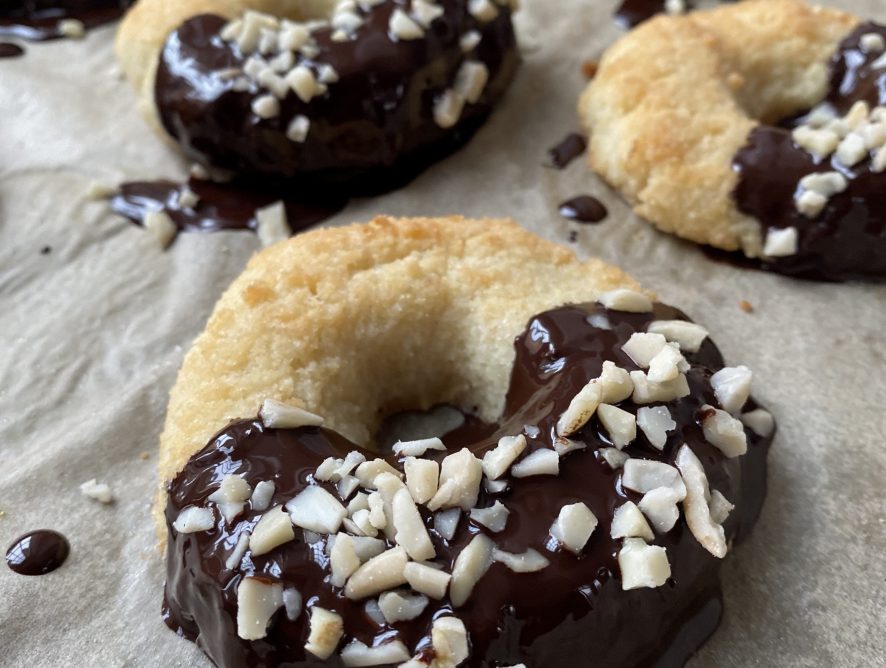 Donuts al cioccolato e mandorle senza glutine