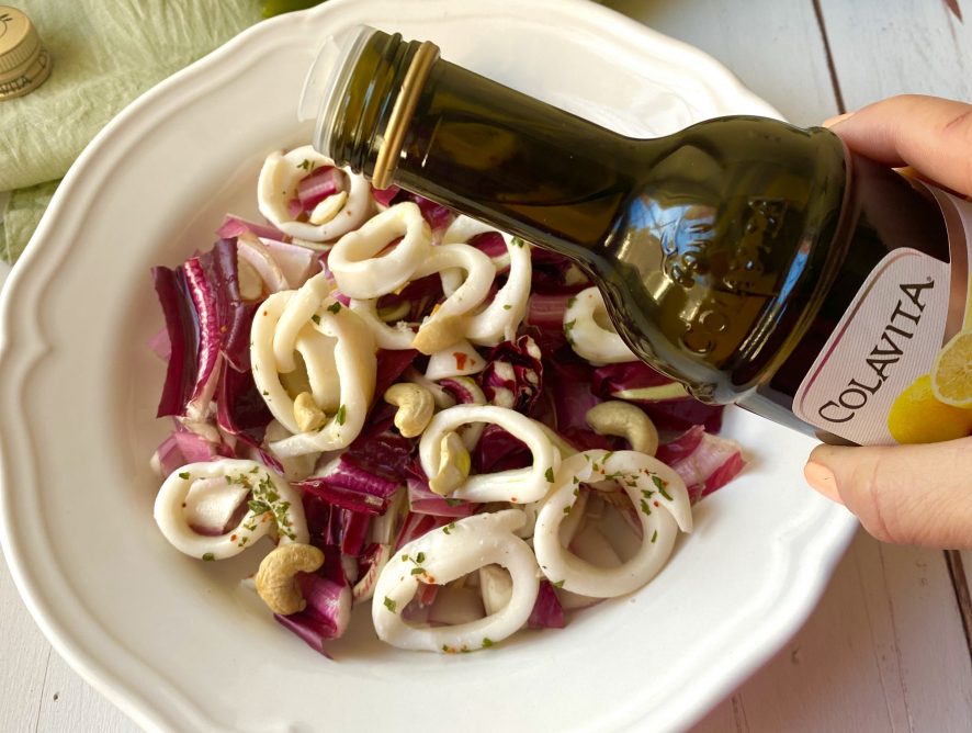 Insalata di calamari e anacardi aromatizzata al limone